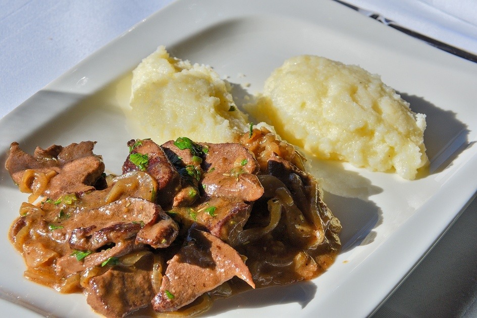 Gasthof Hotel Hohlwegwirt, Hallein Taxach, Spanferkelleber venezianische Art mit weißem Polenta im Herbst.